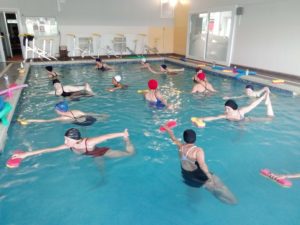Aquagym et aquayoga dans une piscine au Bouscat