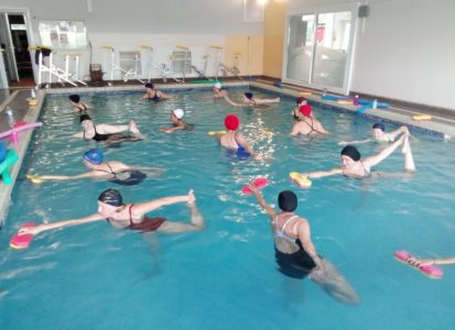 Aquagym et aquayoga dans une piscine au Bouscat