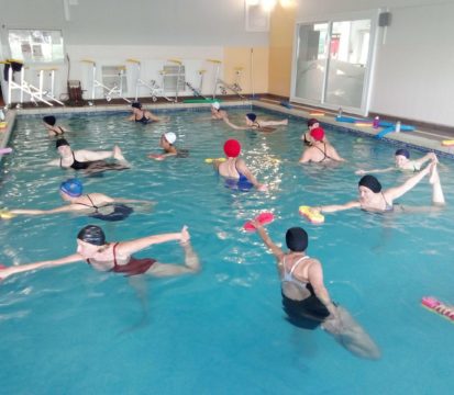 Aquagym et aquayoga dans une piscine au Bouscat