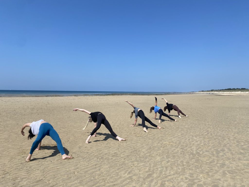 Cours de Yoga Vinyasa sur la plage