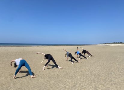Cours de Yoga Vinyasa sur la plage