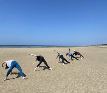 Cours de Yoga Vinyasa sur la plage