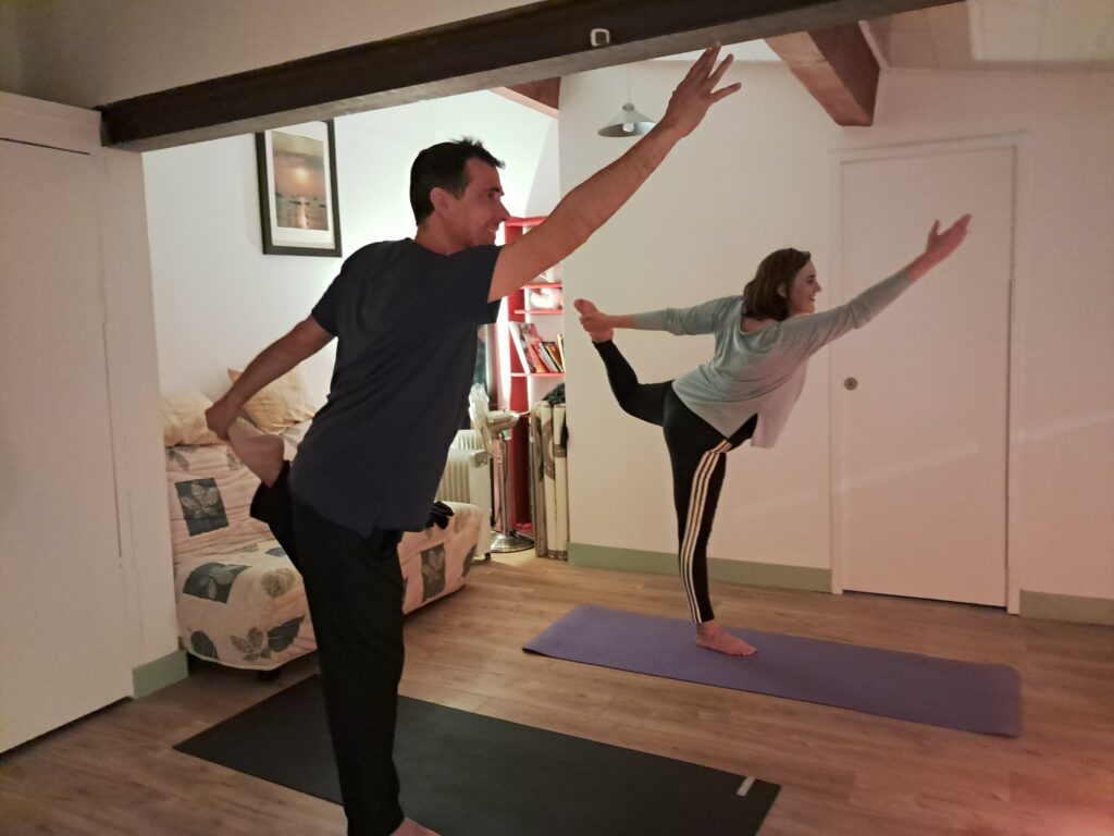 Natarajasana lors d'un cours de vinyasa yoga chez seaflow